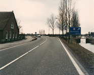 847388 Gezicht over de S17 (de secundaire provinciale weg Lopik-Nieuwegein) bij de afslag Benschop-dorp (gemeente Lopik).